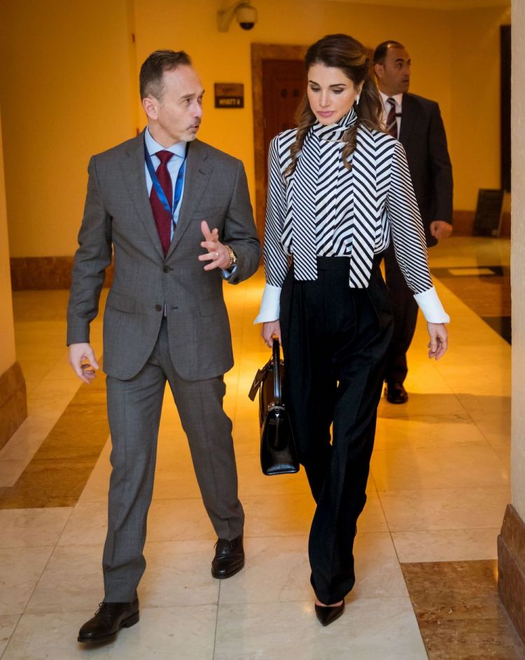 الملكة رانيا ترتدي مونسي لحضور منتدى مهارات المعلمين