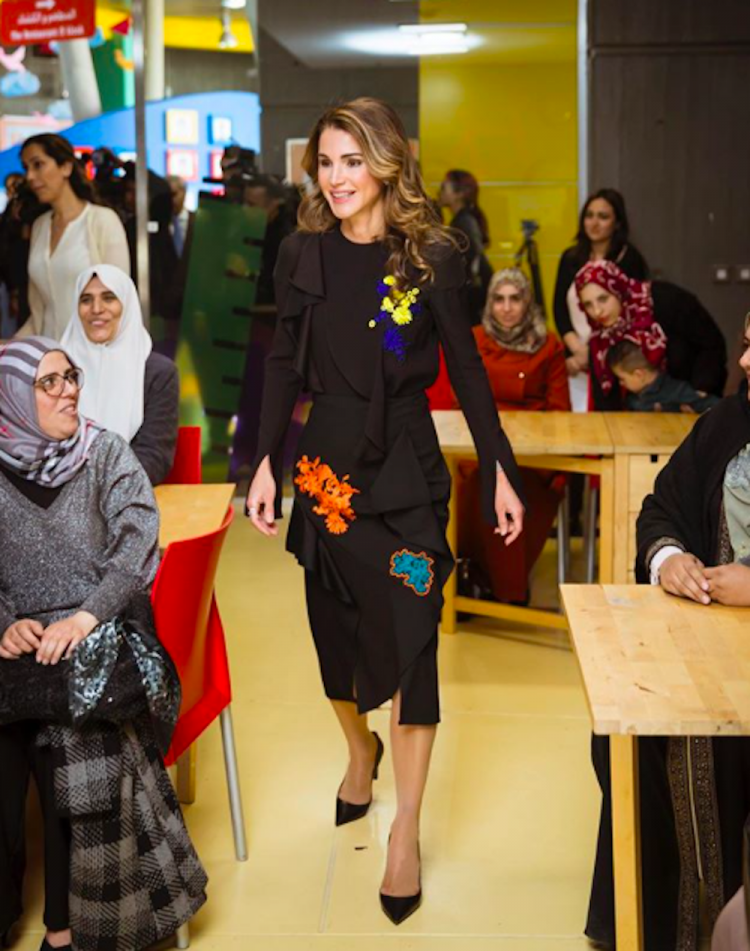 الملكة رانيا ترتدي فيرساتشي في مؤسسة الملكة رانيا للتعليم والتنمية في الأردن،