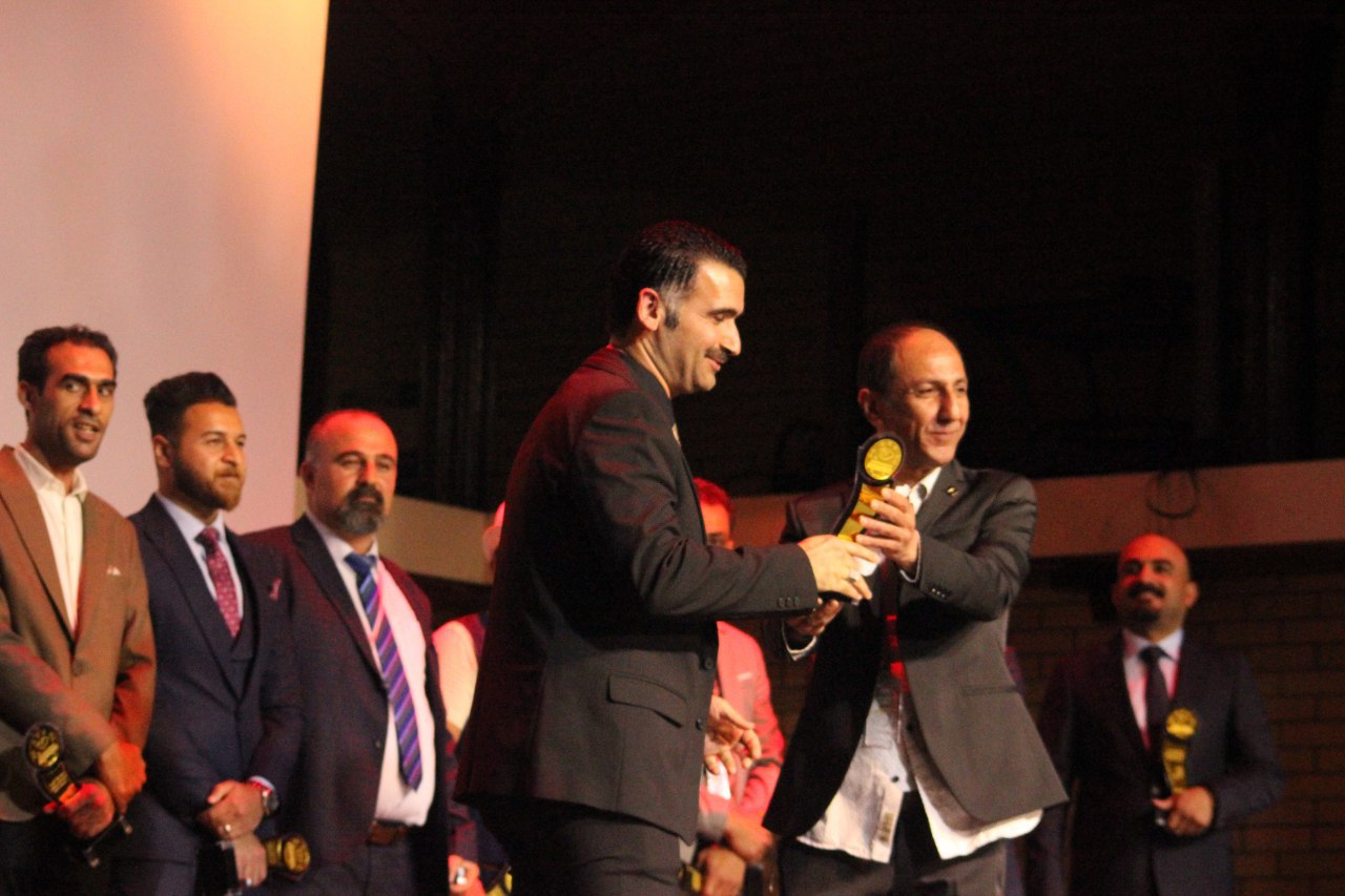 احمد ايراج اثناء تسلم الجائزة