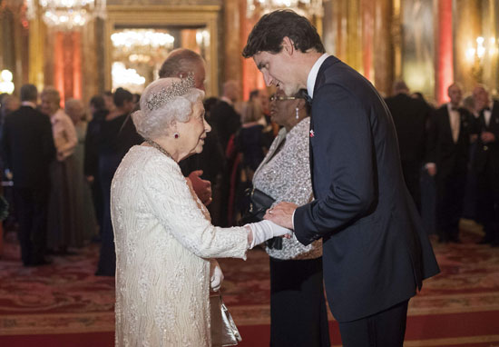 رئيس-وزراء-كندا-يصافح-الملكة-إليزابيث