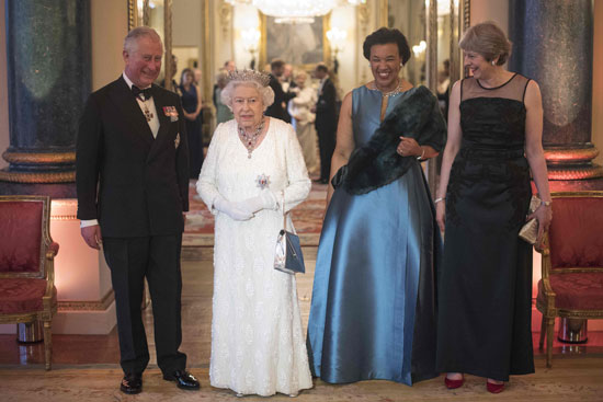 رئيسة-الوزراء-البريطانية-والملكة-إليزابيث