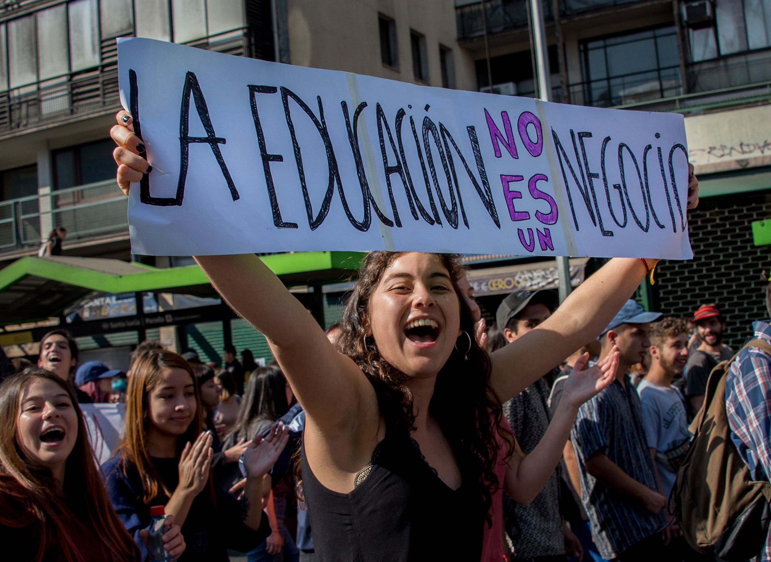 لافتات ضد بطء إصلاح التعليم