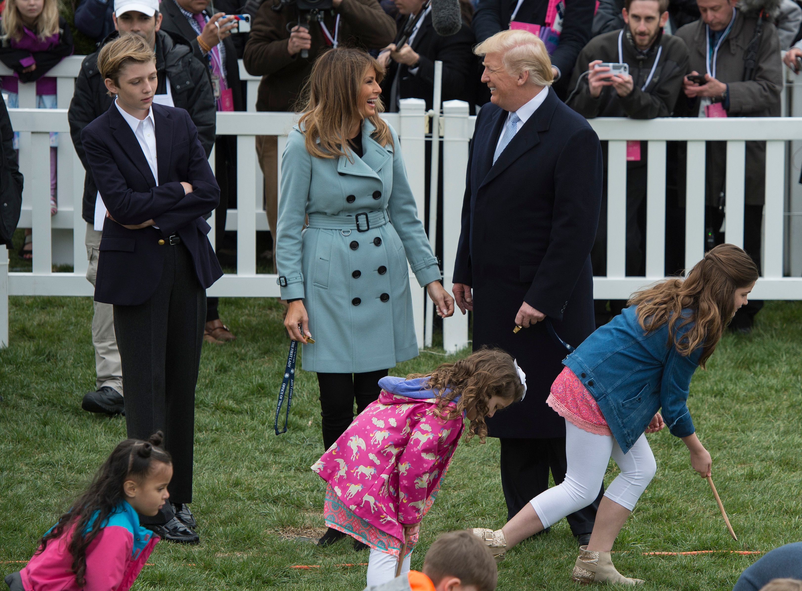 أطفال يلعبون داخل البيت الأبيض 