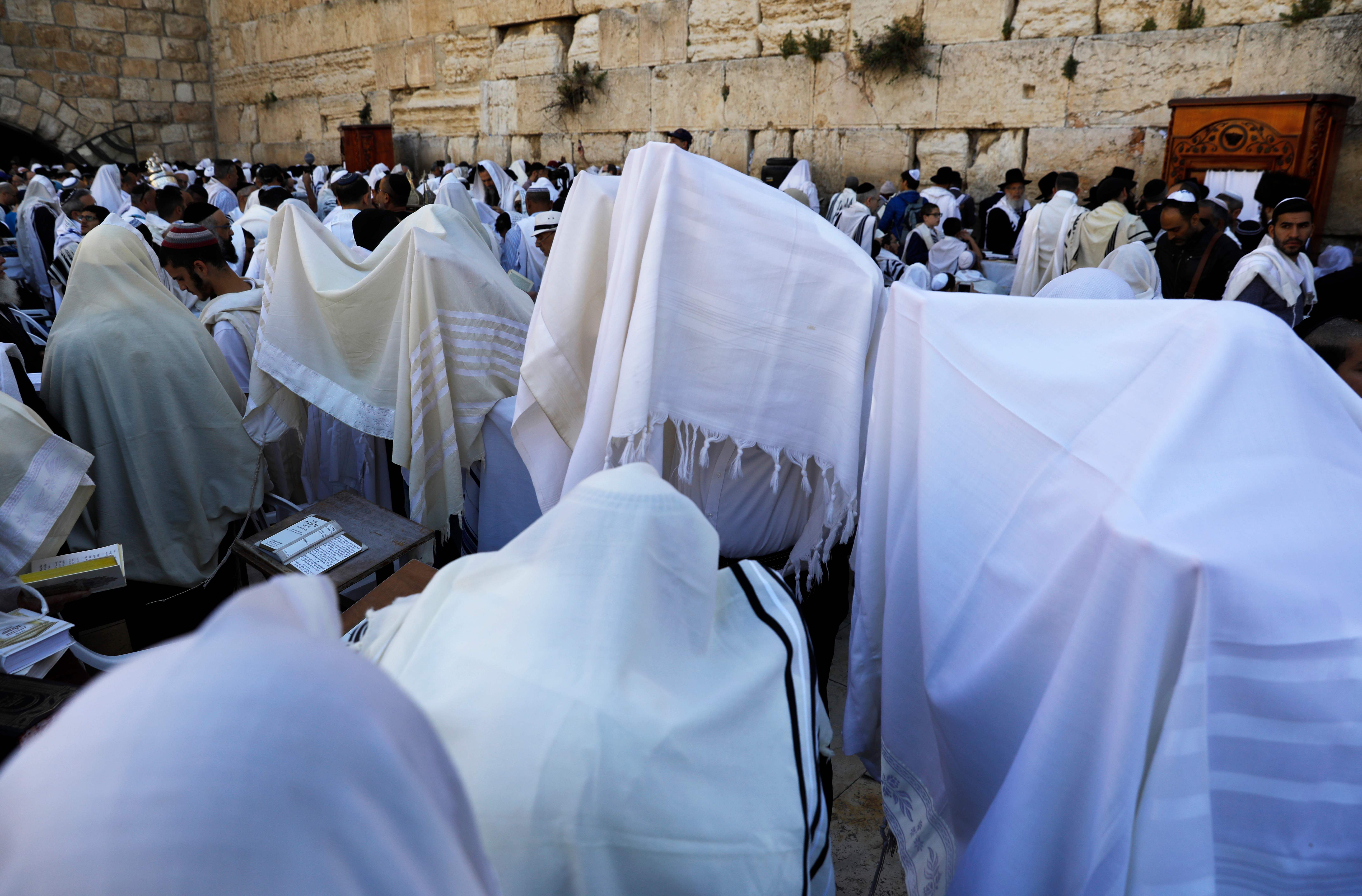 اليهود يؤدون طقوسهم فى القدس