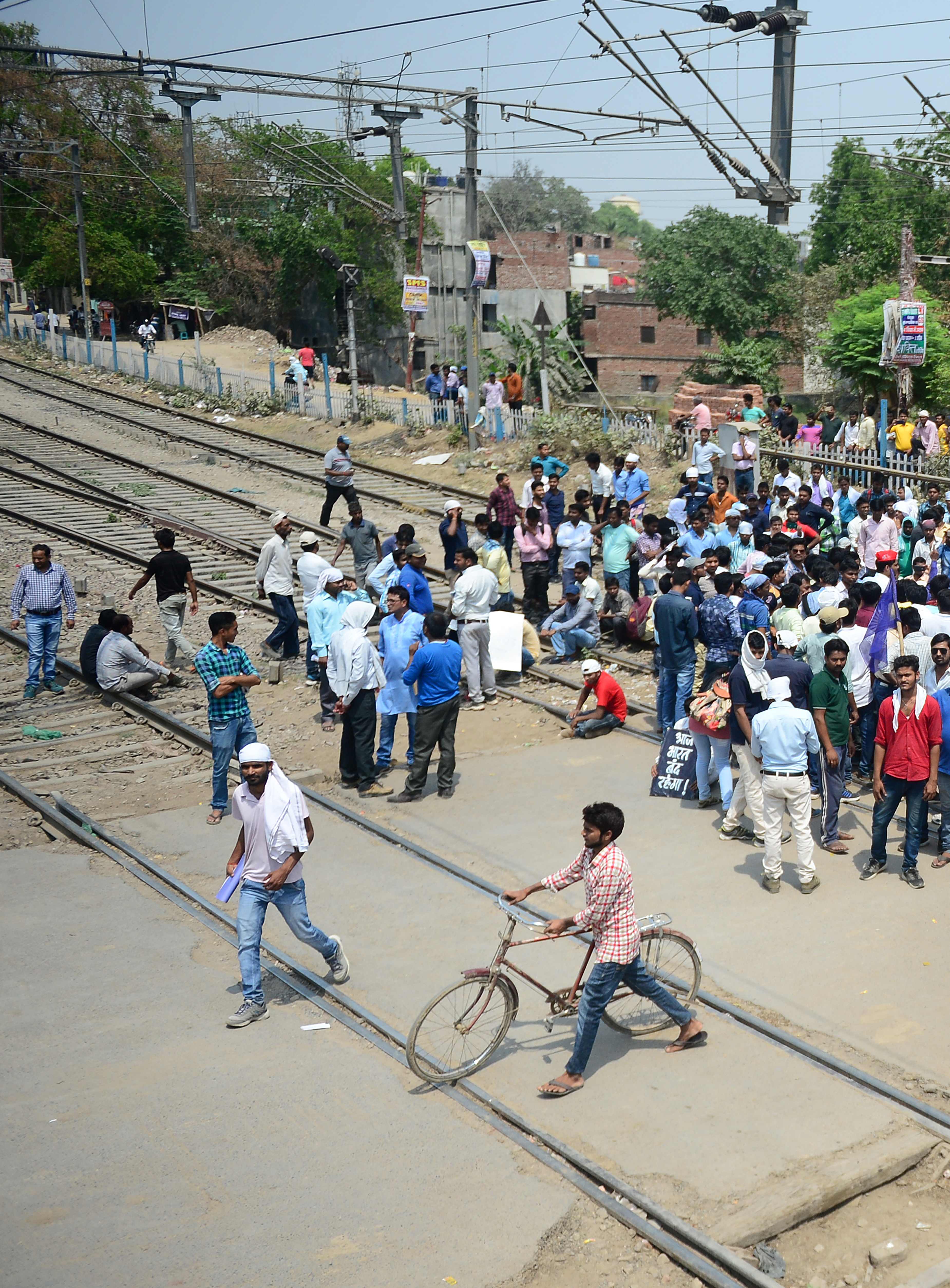 عشرات المتظاهرين يقطعون خطوط السكك الحديدية فى الهند