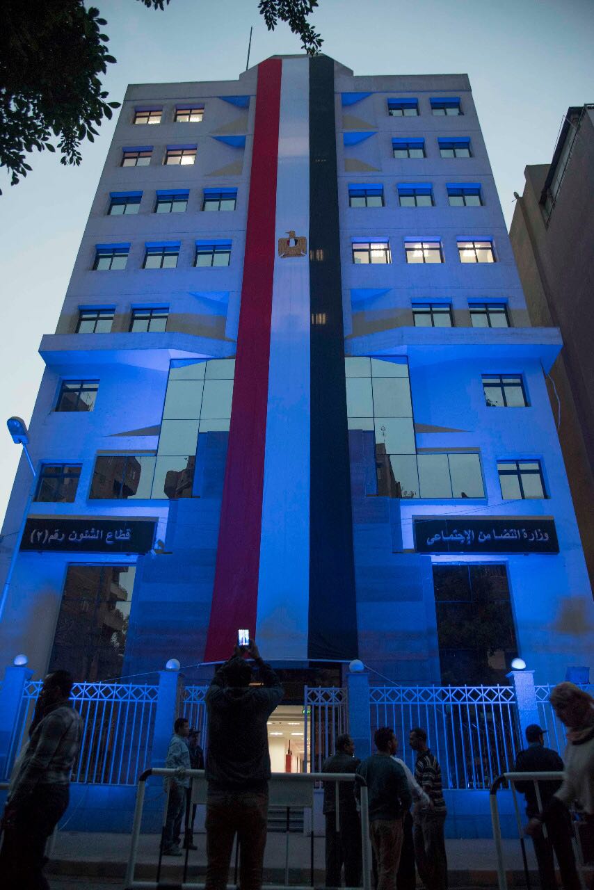 إضاءة مبنى وزارة التضامن بالأزرق تضامنًا مع مرضى التوحد (1)
