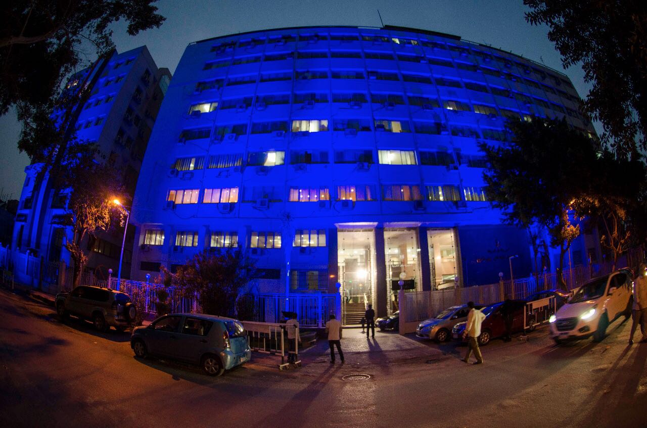 إضاءة مبنى وزارة التضامن بالأزرق تضامنًا مع مرضى التوحد (2)