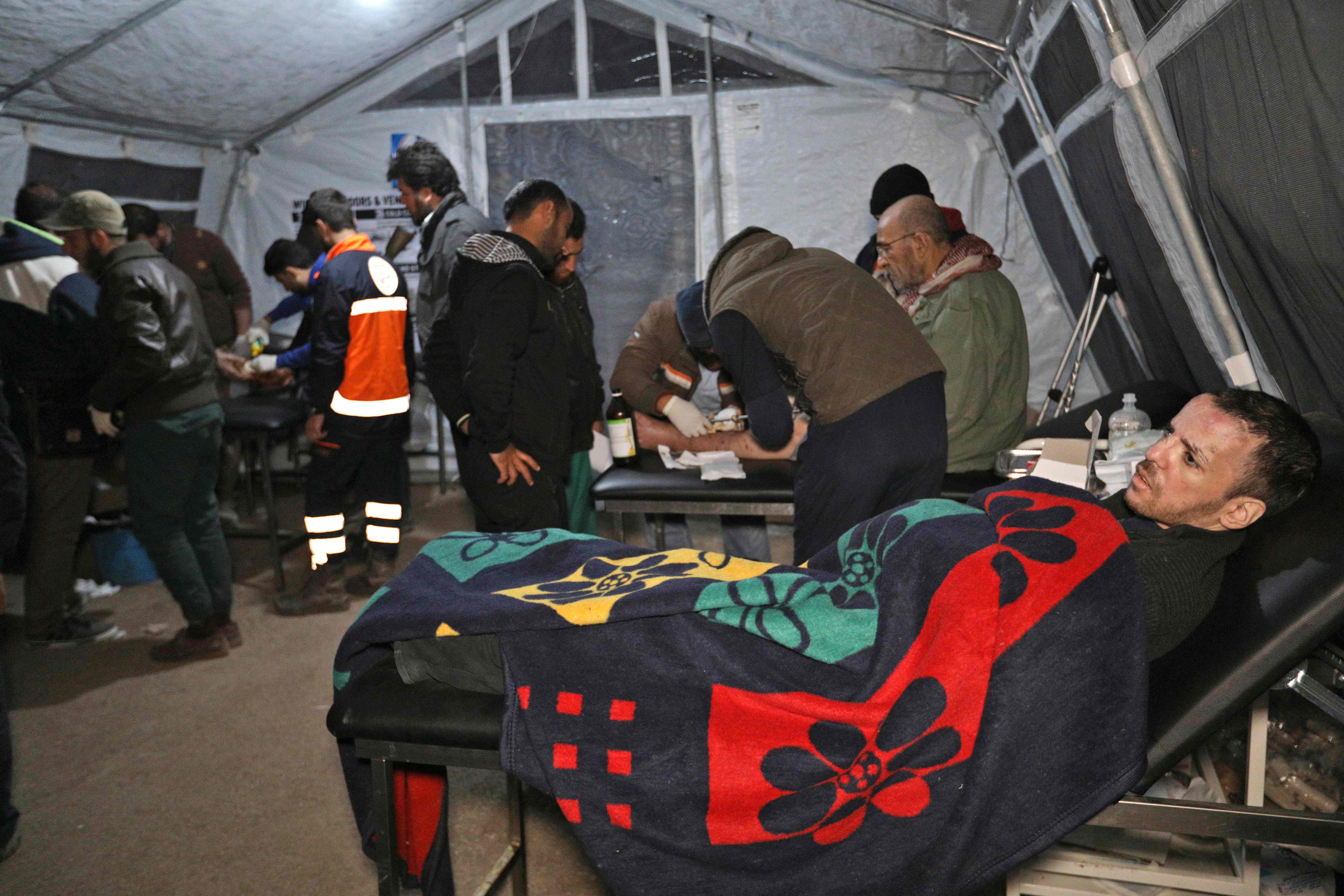 سوريون يتلقون العلاج قبل المغادرة