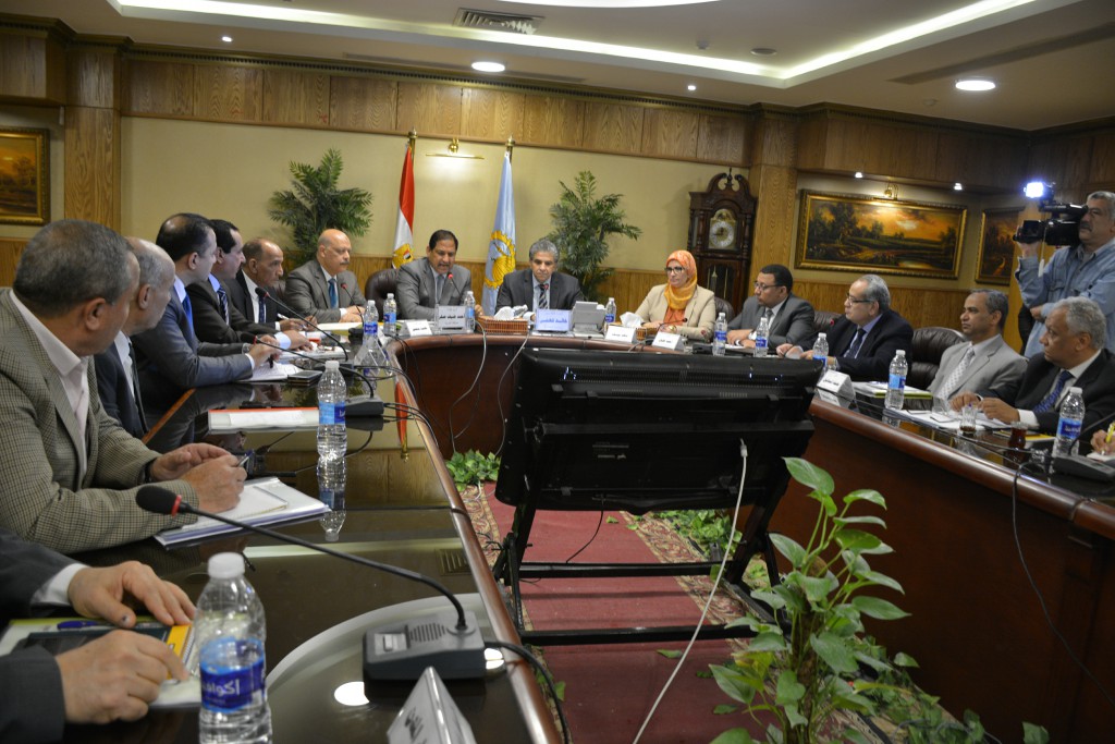 وزير البيئة خلال اجتماعه مع قيادات محافظة الغربية  (4)