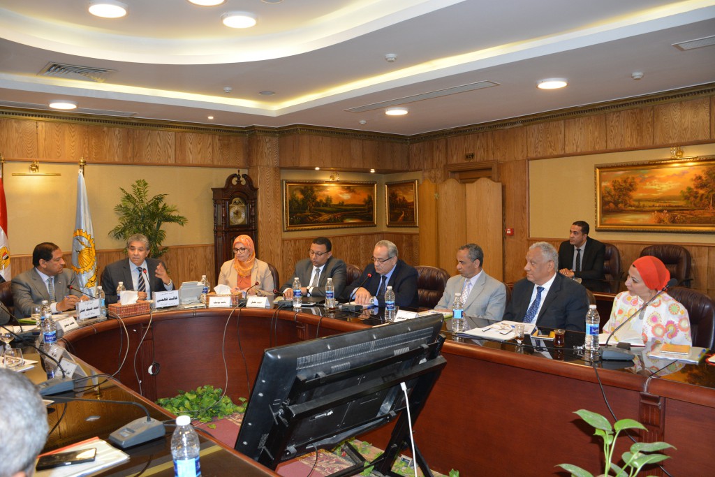 وزير البيئة خلال اجتماعه مع قيادات محافظة الغربية  (6)