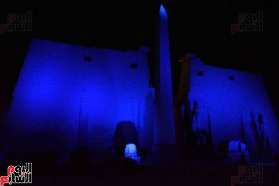 واجهة معبد الكرنك تضىء باللون الأزرق
