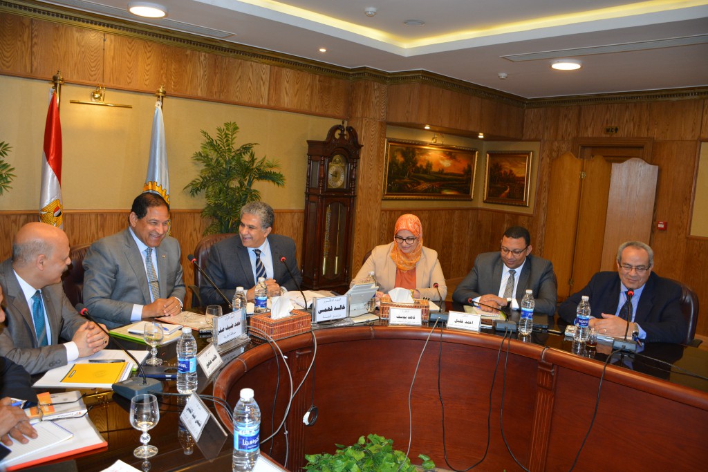 وزير البيئة خلال اجتماعه مع قيادات محافظة الغربية  (5)