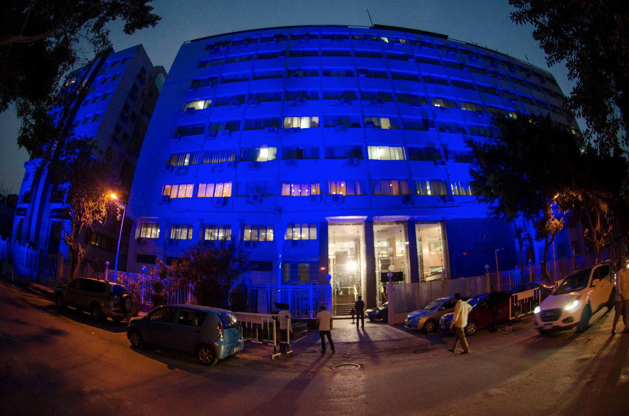 إضاءة مبنى وزارة التضامن بالأزرق تضامنًا مع مرضى التوحد (4)