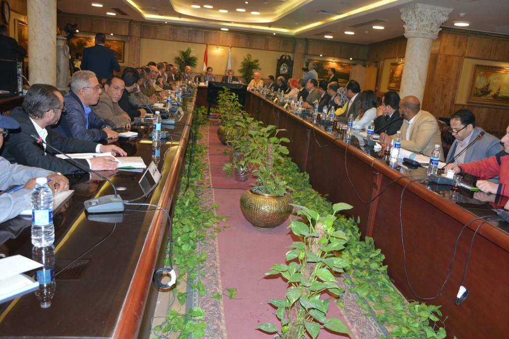 وزير البيئة خلال اجتماعه مع قيادات محافظة الغربية  (3)