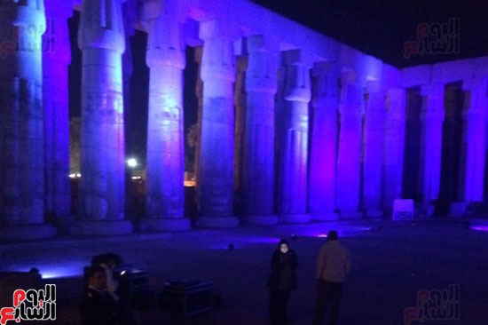 جانب من اضاءة المعابد باللون الازرق باليوم العالمي للتوحد