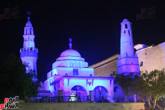 إضاءة مسجد الإمام أبو الحجاج باللون الأزرق