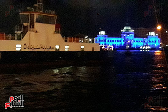 الهيئة مضاءة باللون الأزرق الهيئة مضاءة باللون الأزرق