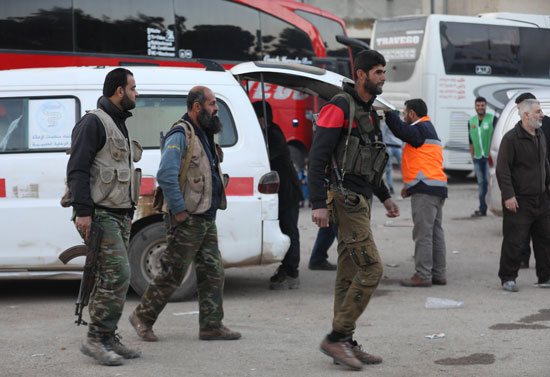 المسلحون يغادرون مدينة الغوطة ويحملون أسلحتهم