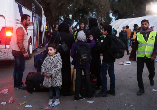 تجمع عائلات المسلحين لركوب الحافلات للابتعاد عن الغوطة