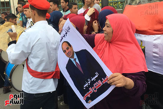 احتفالات أمام ديوان محافظة الغربية بعد إعلان فوز الرئيس السيسى (1)