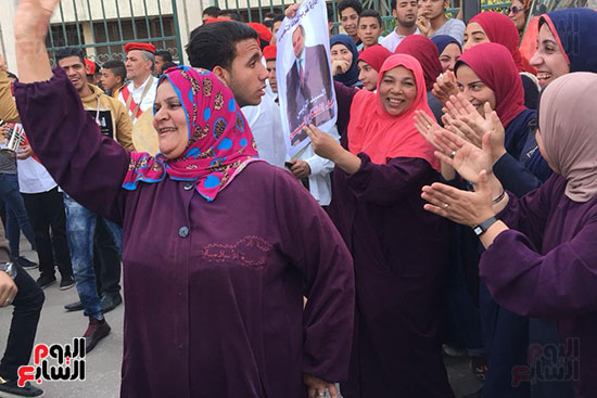 احتفالات أمام ديوان محافظة الغربية بعد إعلان فوز الرئيس السيسى (2)