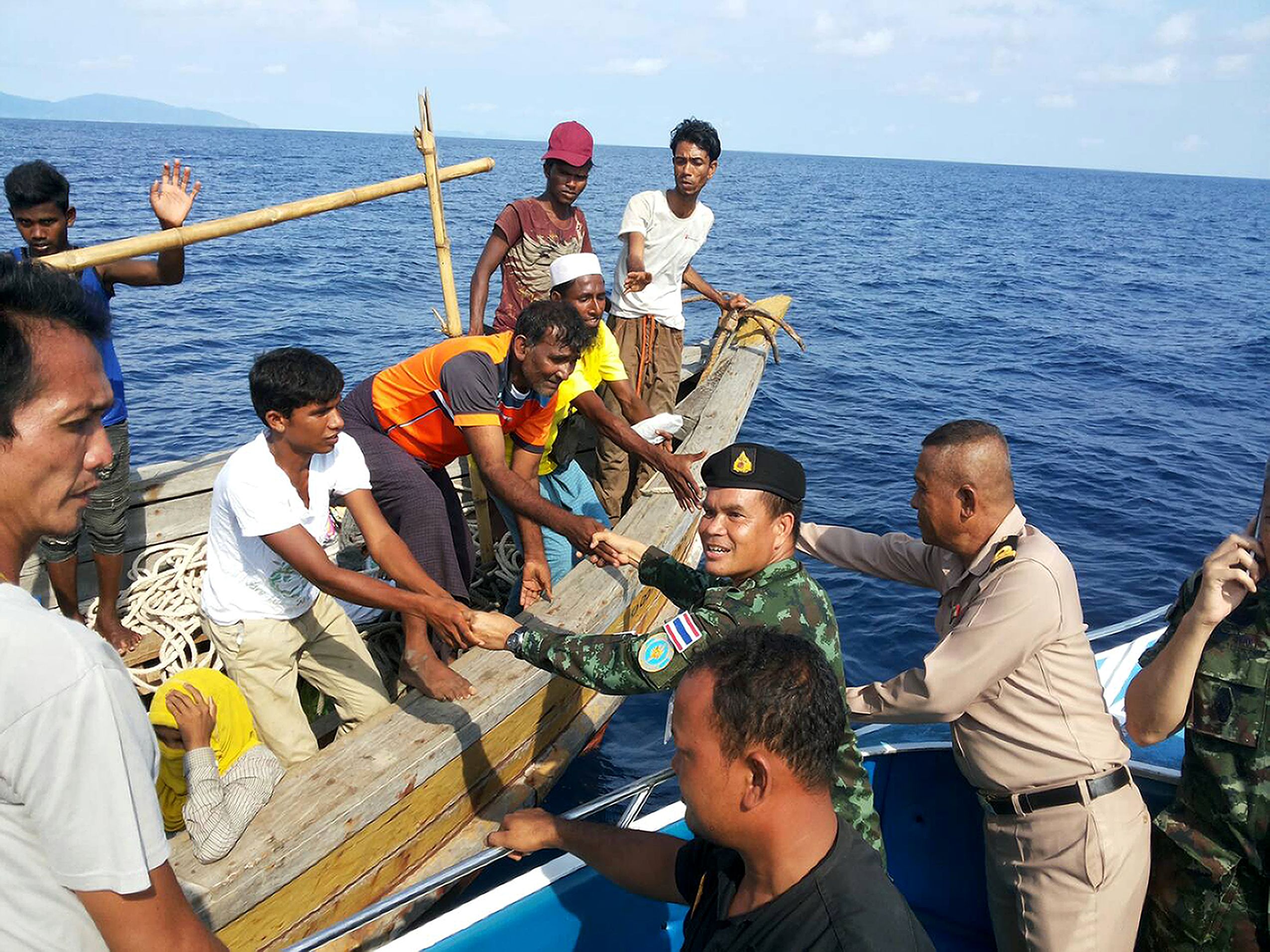 خفر السواحل بتايلاند يصافح لاجئى الروهينجا