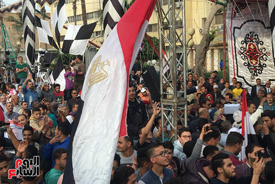 احتفالات أمام ديوان محافظة الغربية بعد إعلان فوز الرئيس السيسى (7)