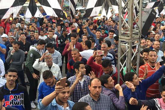 احتفالات أمام ديوان محافظة الغربية بعد إعلان فوز الرئيس السيسى (4)