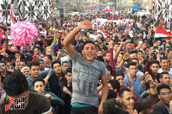 احتفالات أمام ديوان محافظة الغربية بعد إعلان فوز الرئيس السيسى (3)
