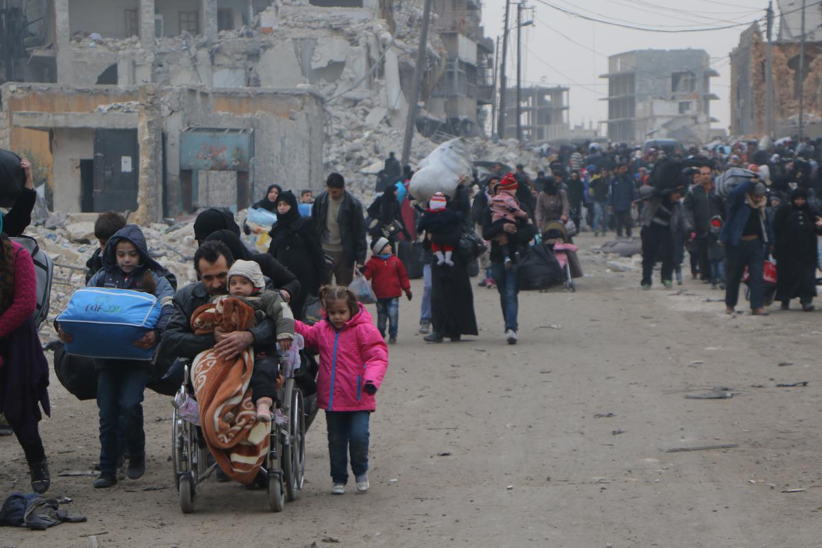 27- عائلات تنزح داخل سوريا بسبب القصف
