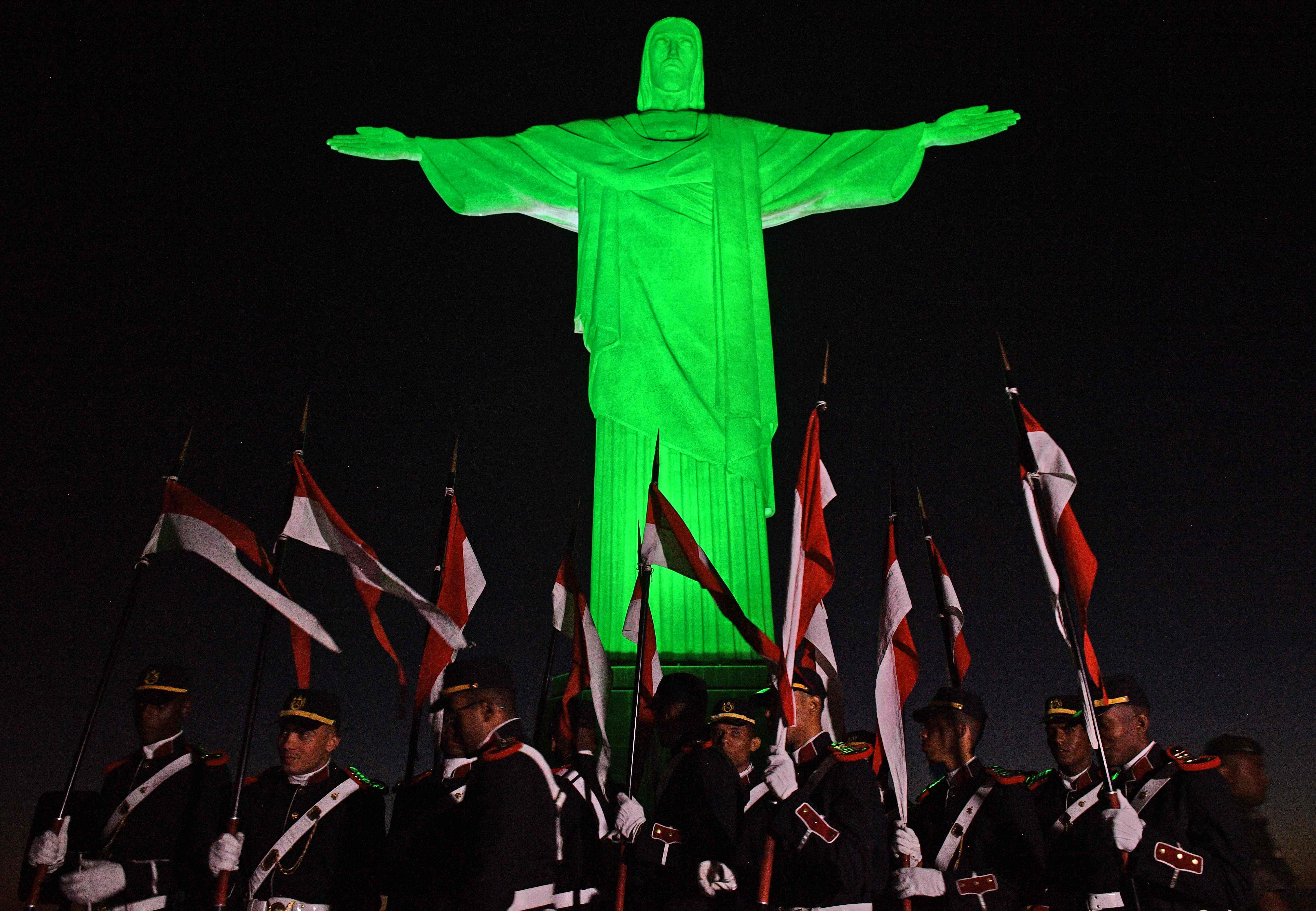 اضاءة تمثال المسيح باللون الأخضر فى البرازيل