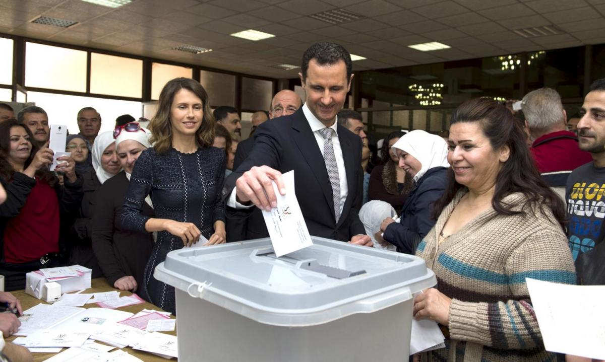 18- الأسد وزوجته أسماء فى الانتخابات الرئاسية