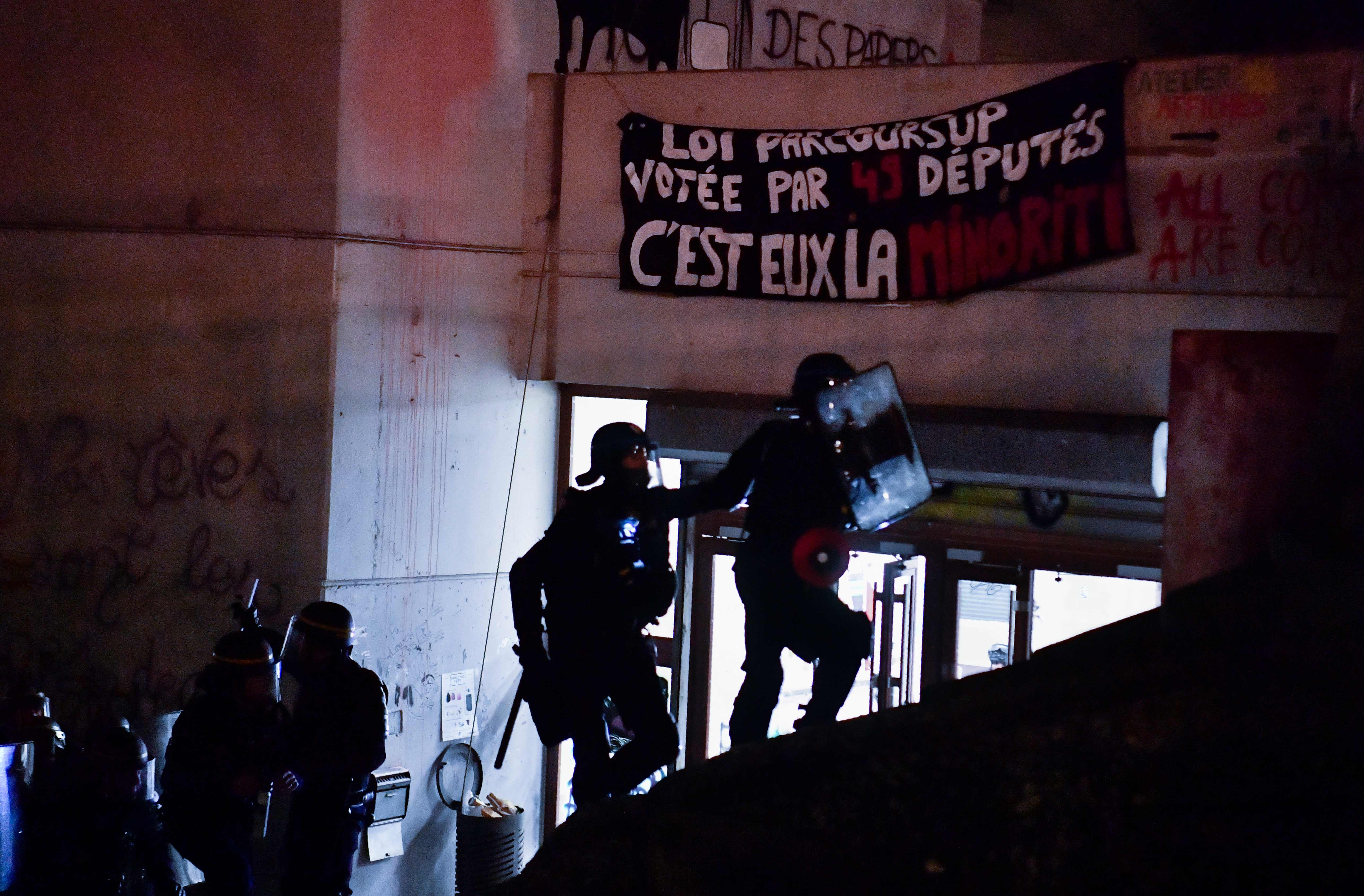 اقتحام الشرطة الفرنسية