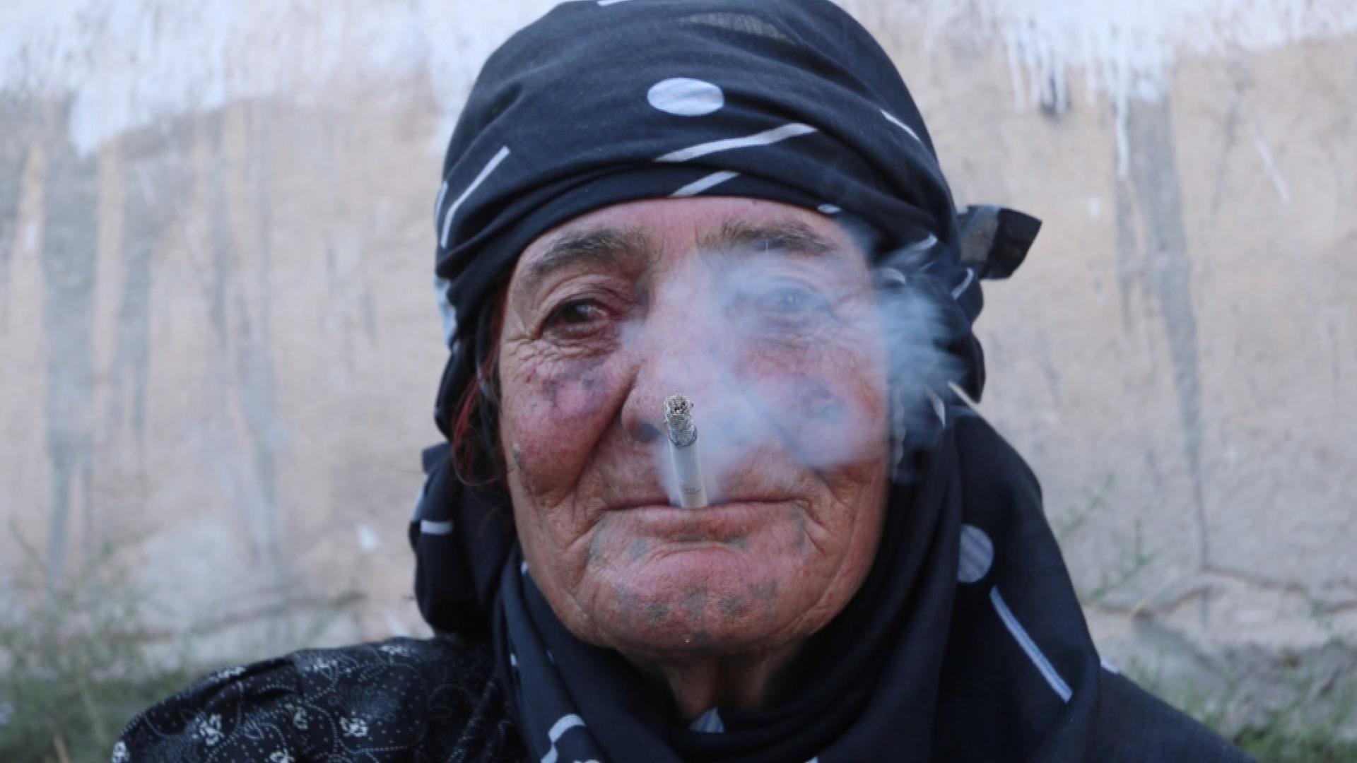 32- امرأة سورية تدخن سيجارة احتفالا بهزيمة داعش