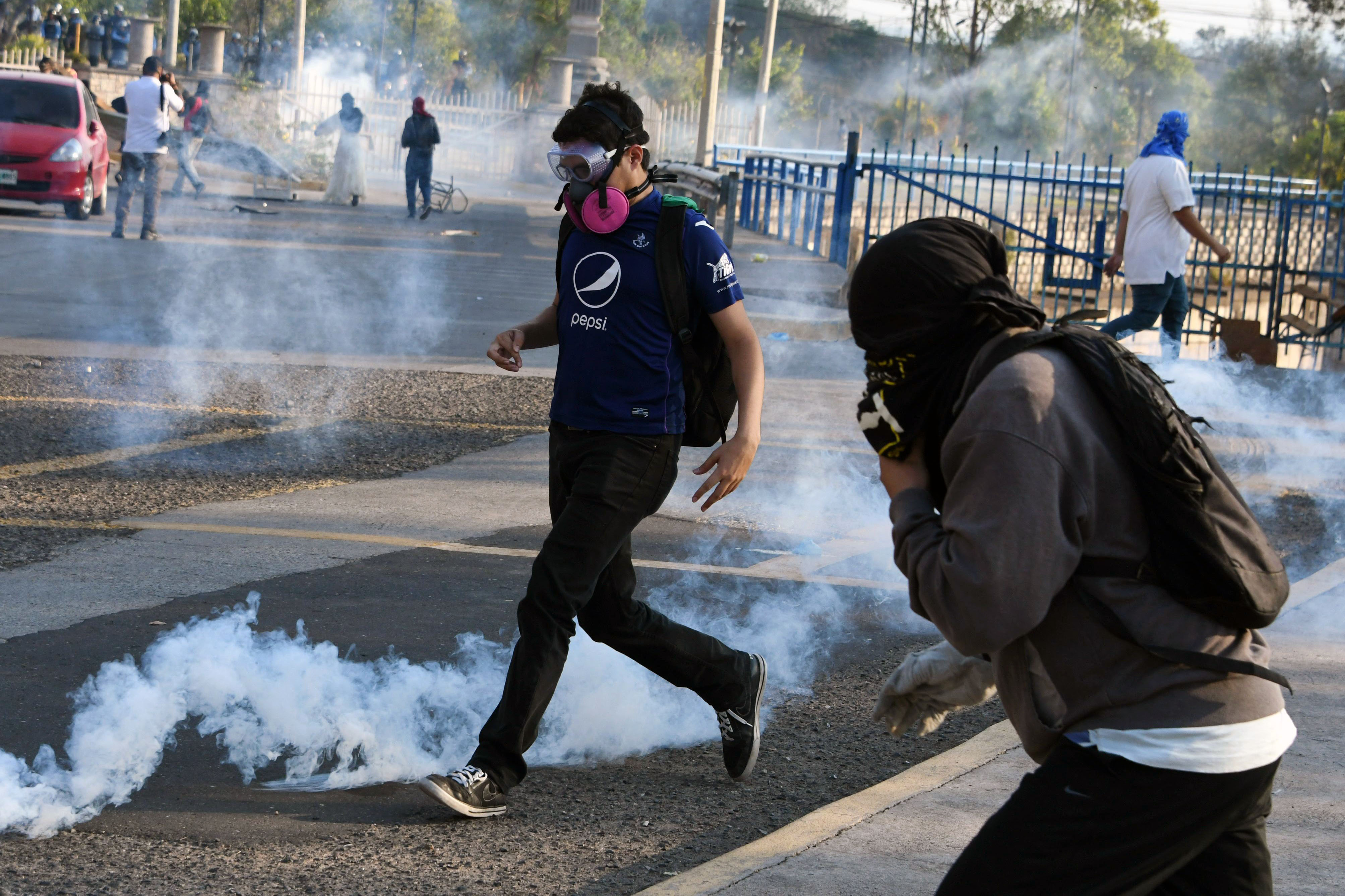 الغاز المسيل للدموع تفرق المتظاهرين