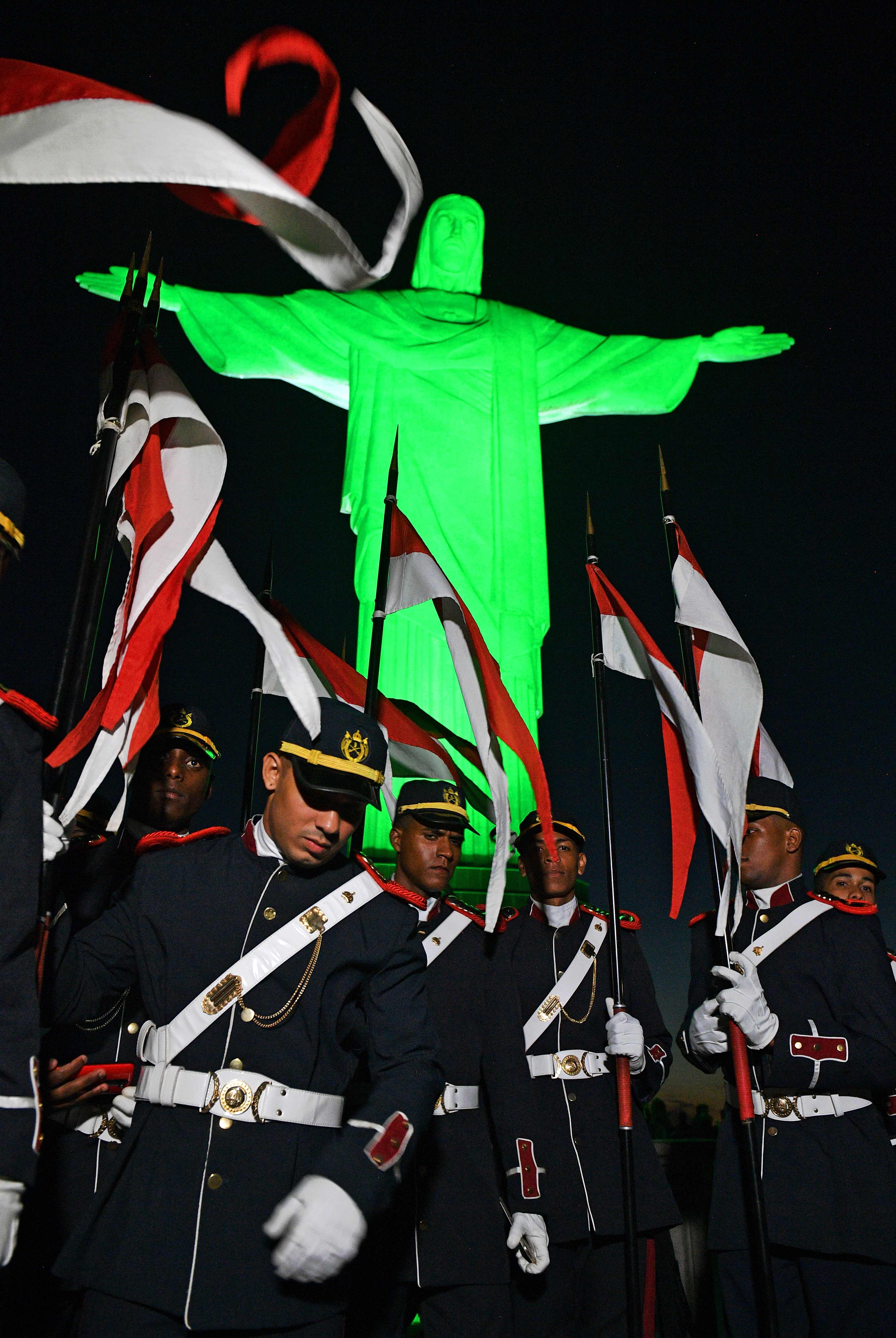 تمثال المسيح باللون الأخضر فى البرازيل