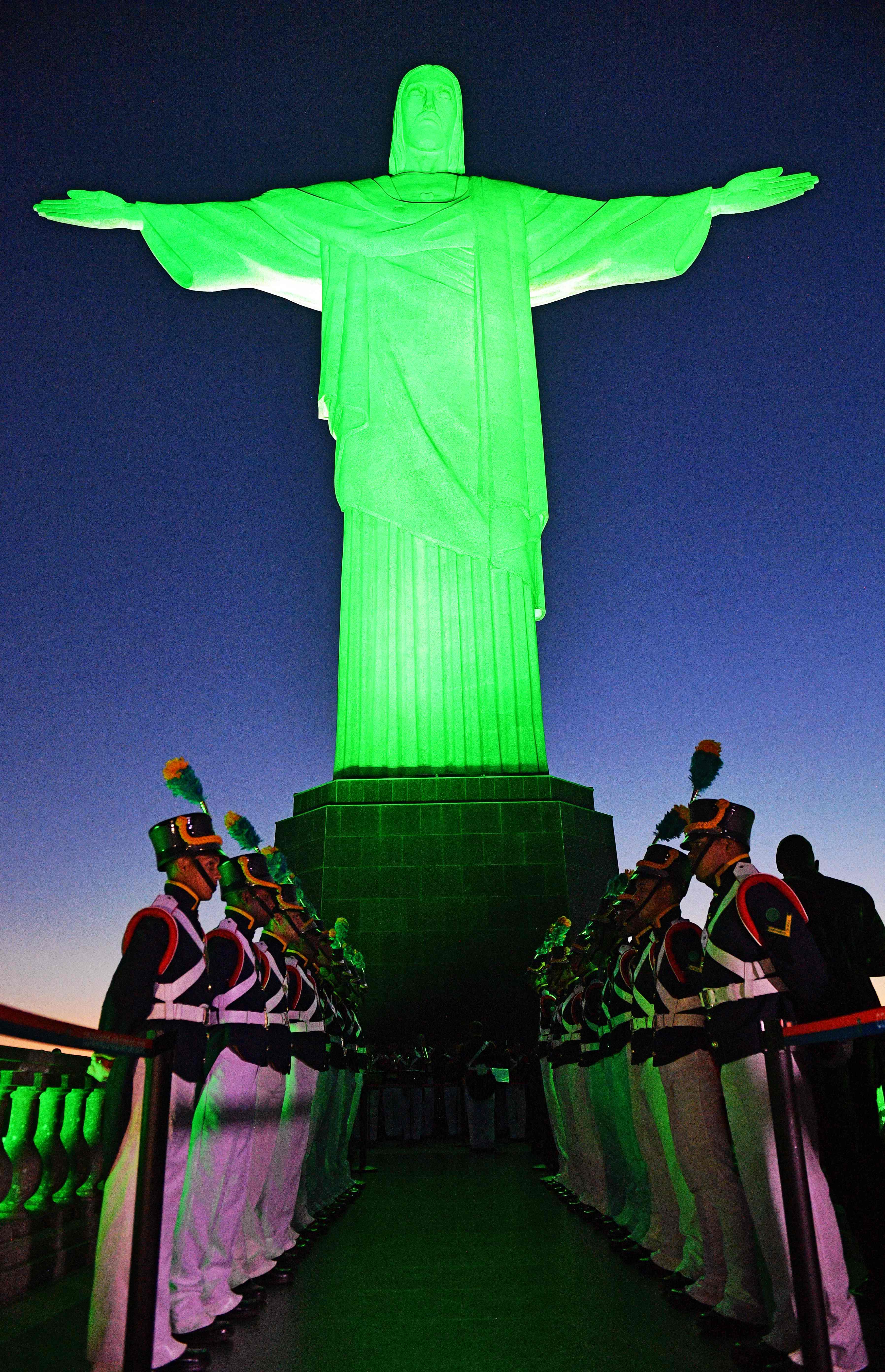 تمثال المسيح باللون الأخضر