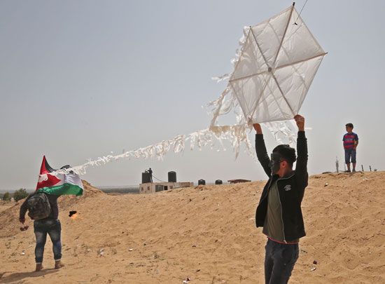 فلسطينيون يقاومون رصاص الاحتلال بطائرات المولوتف