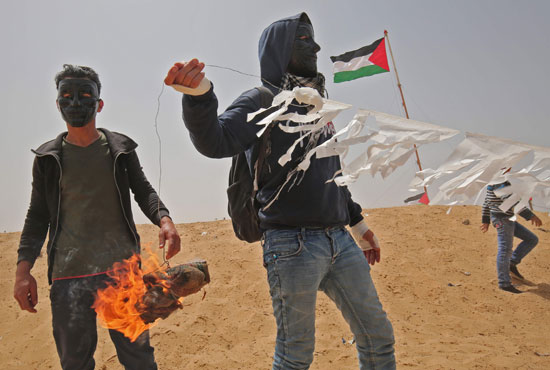 فلسطينيون يقاومون الاحتلال بالمولوتوف