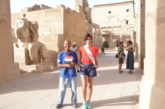         ملكة جمال مصر فى صورة تذكارية بمعبد الاقصر