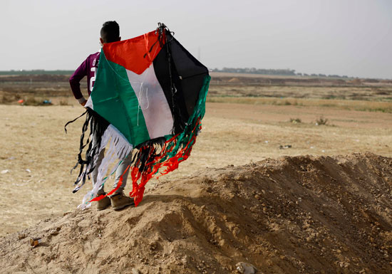 أعلام فلسطين تزين الطائرات الورقية