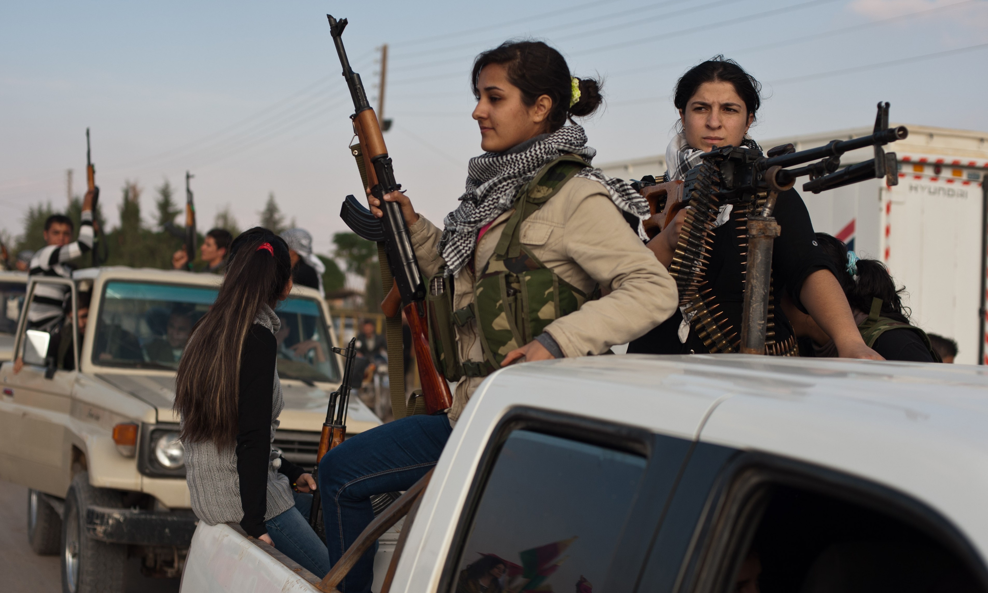 12- مقاتلات أكراد ضمن صفوف قوات حماية الشعب الكردى
