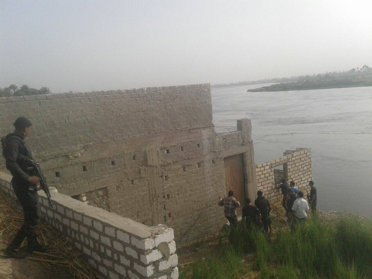 ازالة حالات التعدى على النيل بسوهاج   (1)