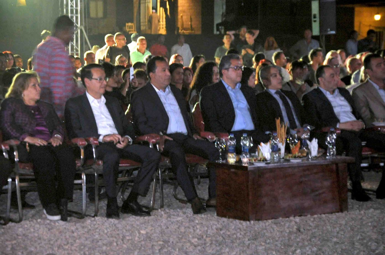                        المحافظ ووزير الآثار خلال حفل ازاحة الستار عن التمثال