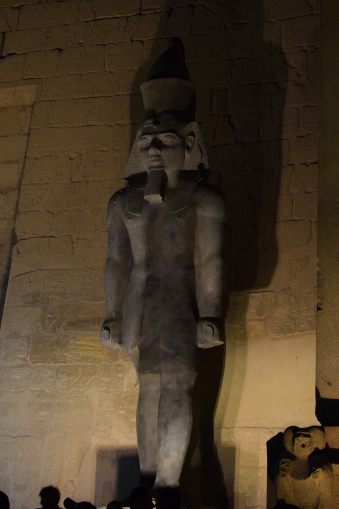                       تمثال الملك رمسيس الثانى قب ازاحة الستار عنه بمعبد الاقصر