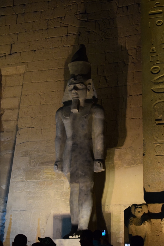    الأقصر تعيد تمثال جديد للملك رمسيس الثانى بواجهة معبد الكرنك للمرة الثانية بيوم التراث العالمي