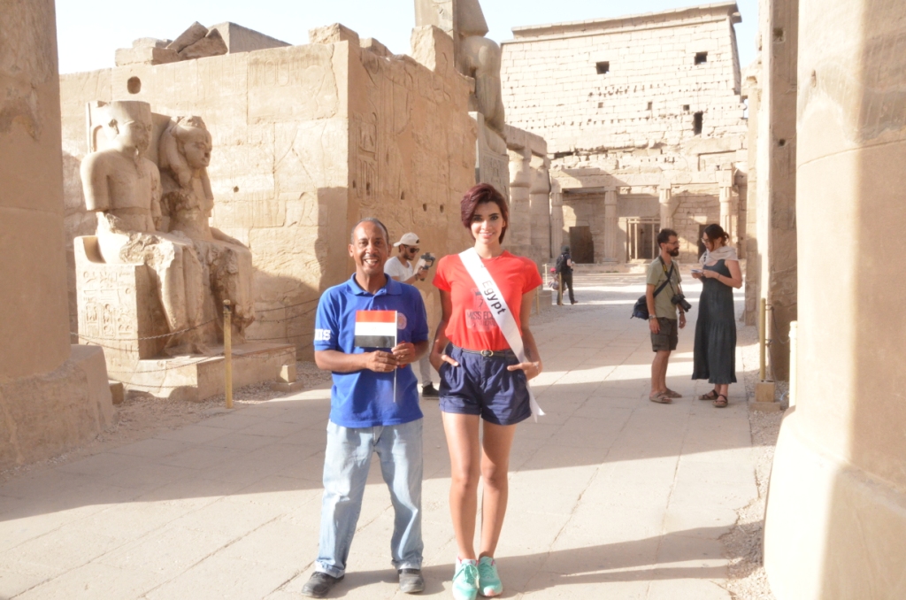 ملكة جمال مصر فى صورة تذكارية بمعبد الأقصر