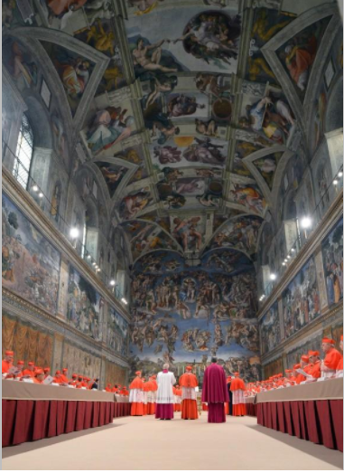 كنيسة سيستينا من الداخل وتظهر على جدرانها أعمال للفنان الإيطالي مايكل أنجلو