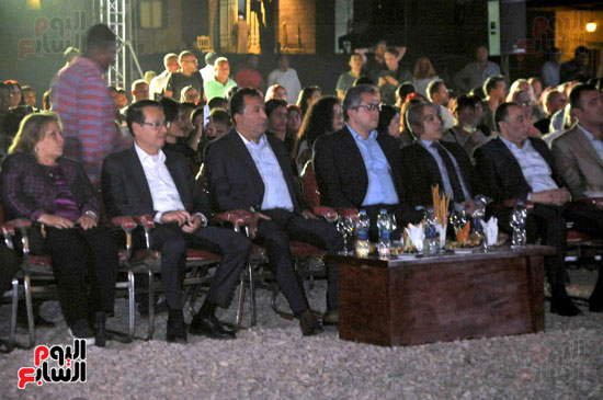 المحافظ ووزير الآثار خلال حفل ازاحة الستار عن التمثال