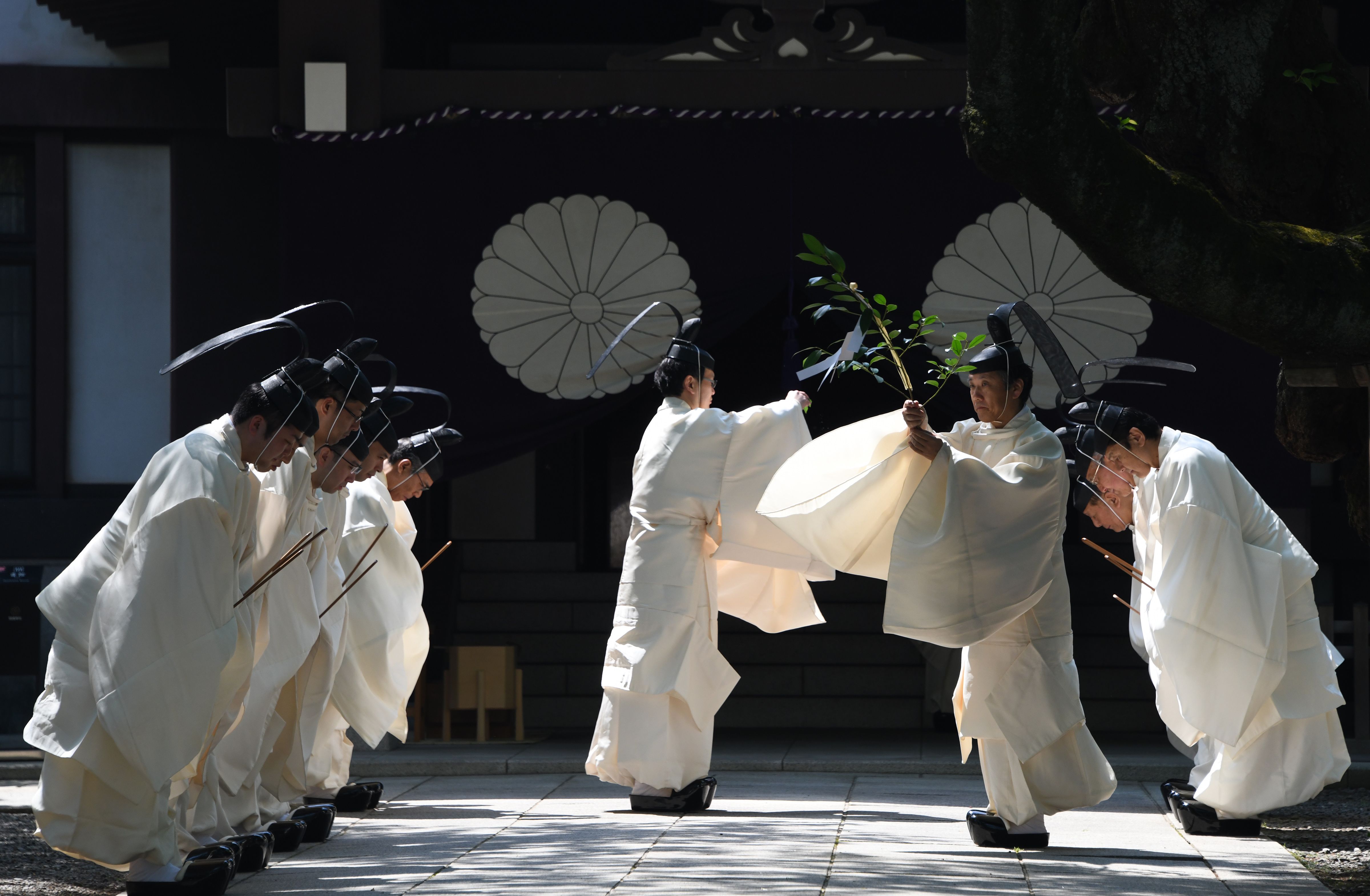 قساوسة يؤدون طقوس ديانة الشنتو فى اليابان